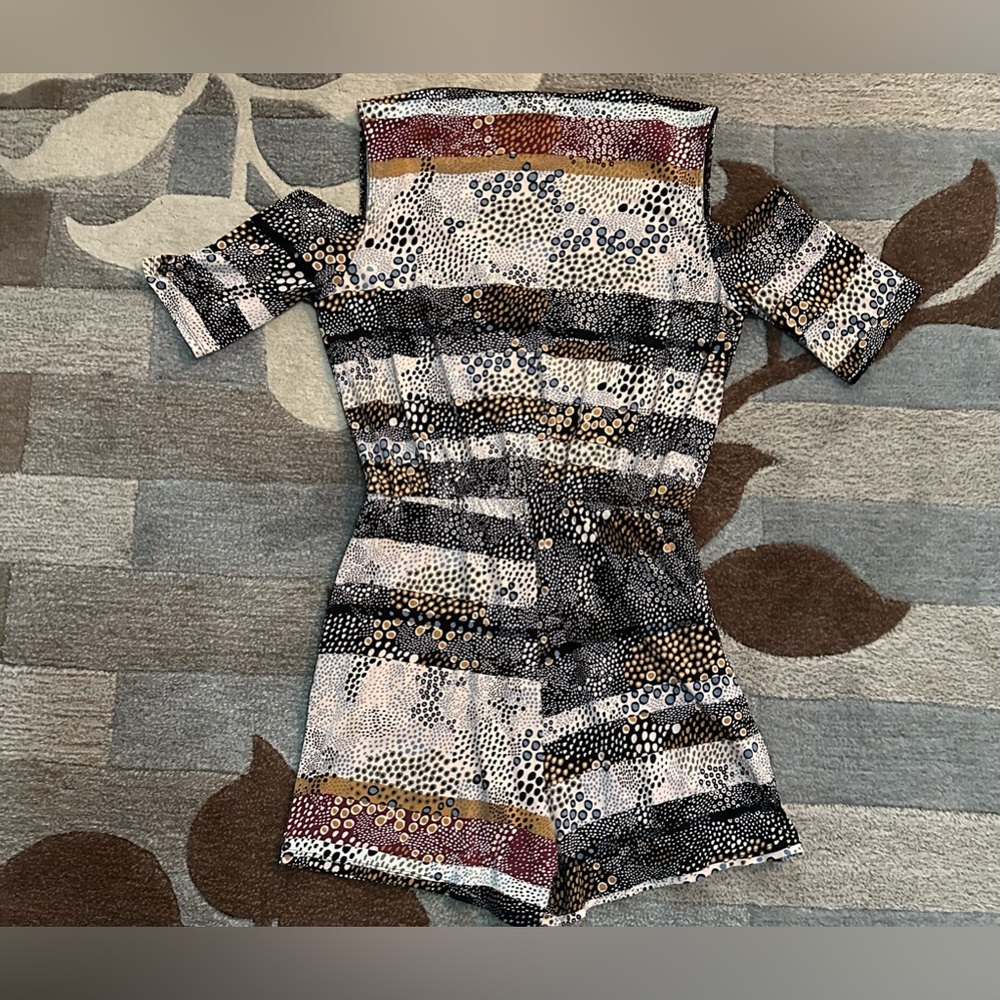 Bcbgeneration Short Sleeve Cold Shoulder Circle &… - image 7